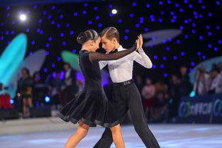 孙俪女儿惊艳世界！拉丁舞英国夺冠，展现中华少年的风采