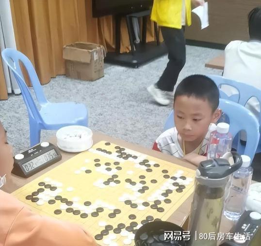 9岁围棋少年坠亡悲剧引发关注，父亲回应家暴质疑，真相究竟如何？