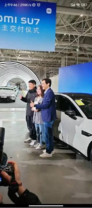 小米YU7首批交付仪式盛大开启，雷军亲自为车主开车门彰显品牌关怀